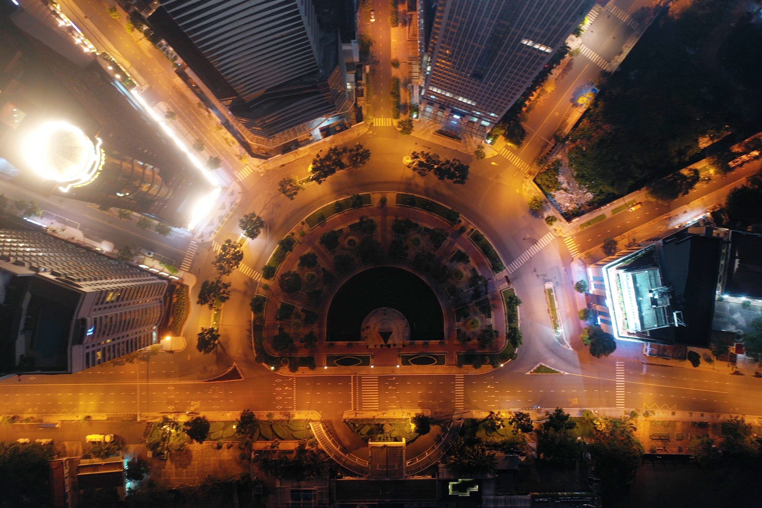 Mot vong trung tam TP.HCM sau 18h hinh anh