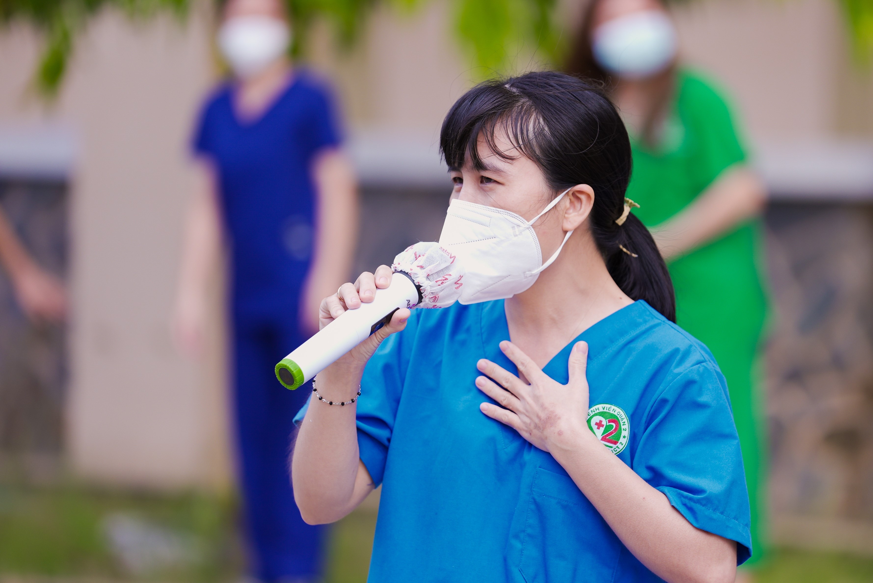 Nu dieu duong o TP.HCM xuc dong hat 'Me yeu oi' tang F0 hinh anh