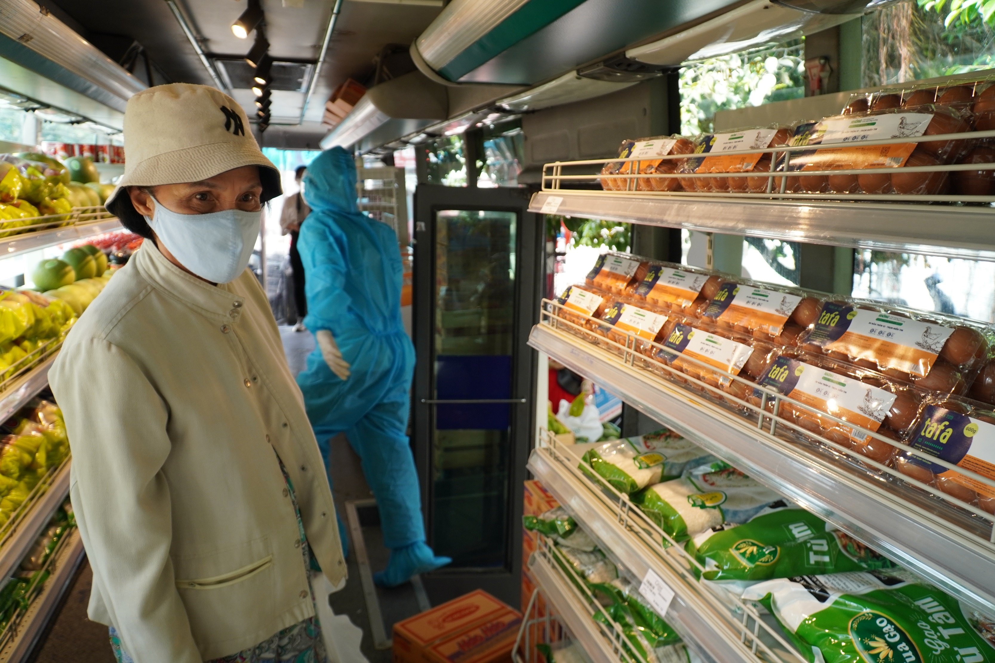 Xe bus day ap hang hoa phuc vu nguoi dan TP.HCM hinh anh