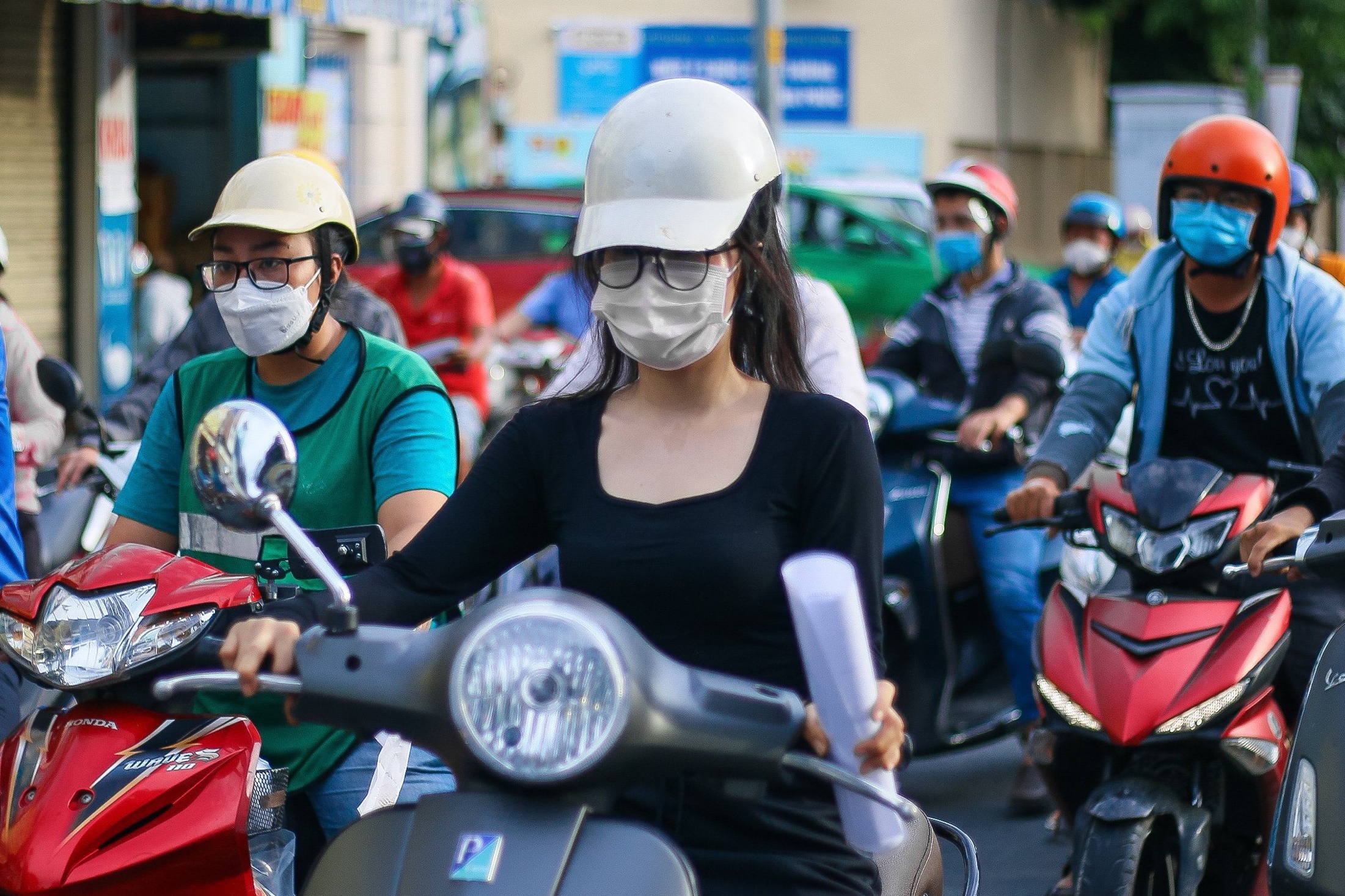 Xe co nhon nhip tren nhieu tuyen duong o TP.HCM giua luc gian cach hinh anh