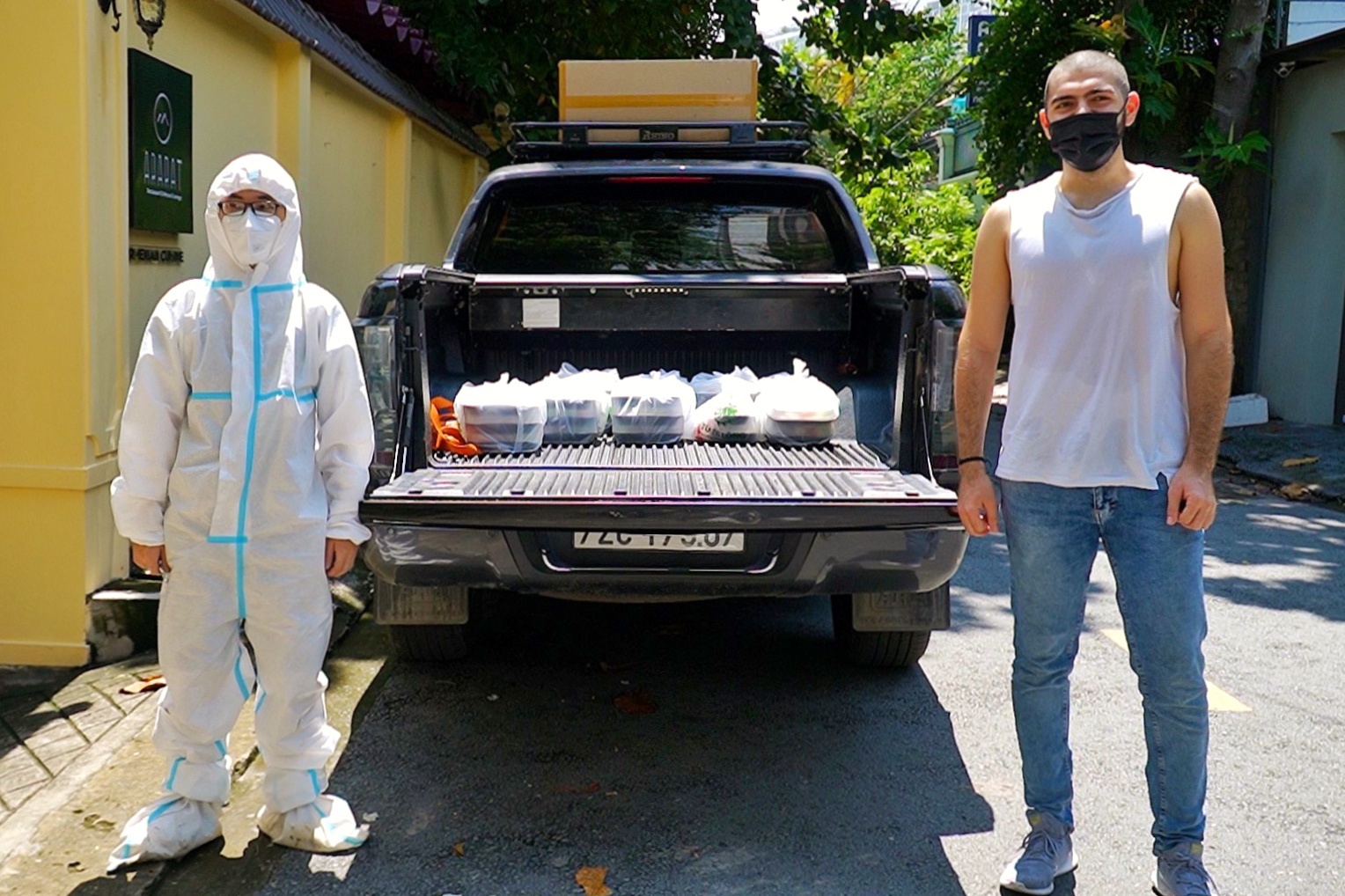 Ca gia dinh nguoi nuoc ngoai nau com, tang bua an cho bac si o TP.HCM hinh anh