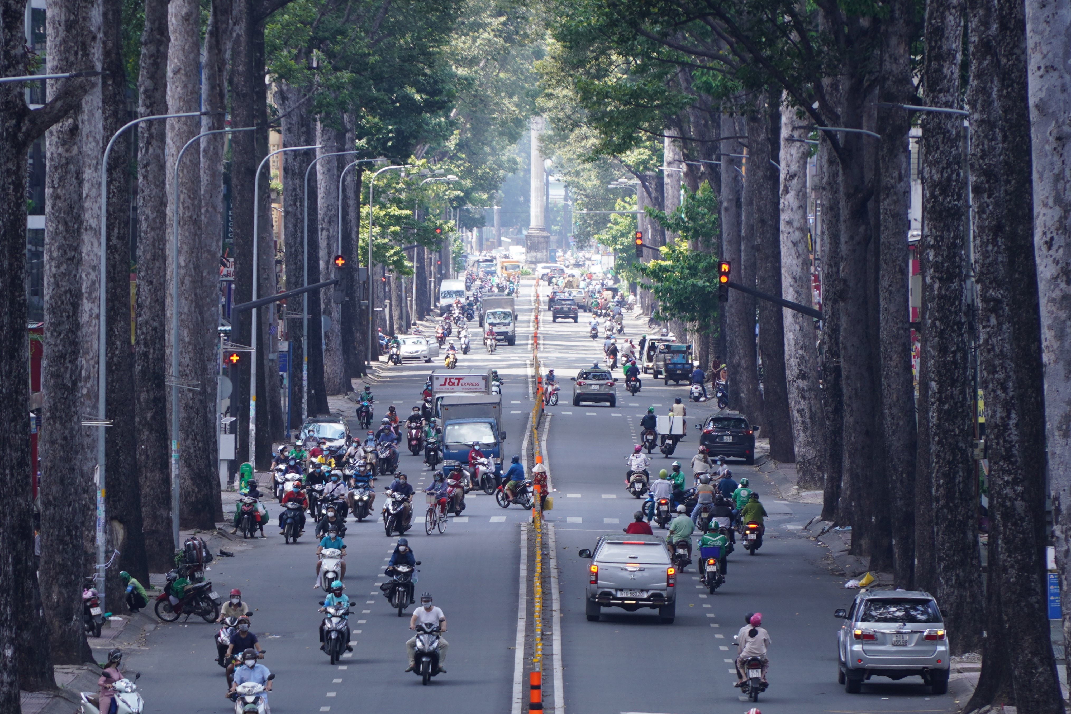 Giao thong trung tam TP.HCM truoc ngay siet chat gian cach hinh anh