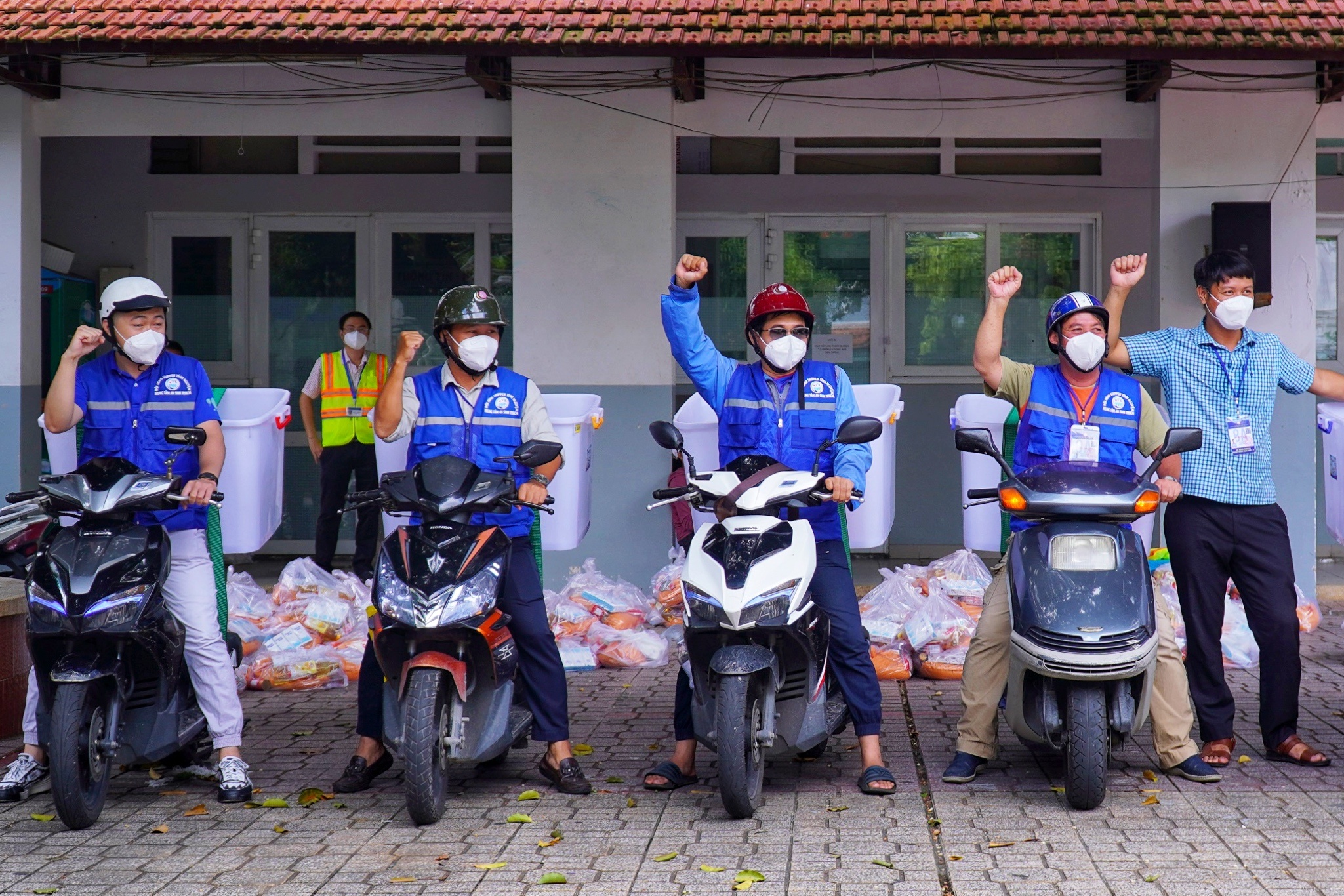 Theo chan doi cuu tro luong thuc khan cap o TP.HCM hinh anh