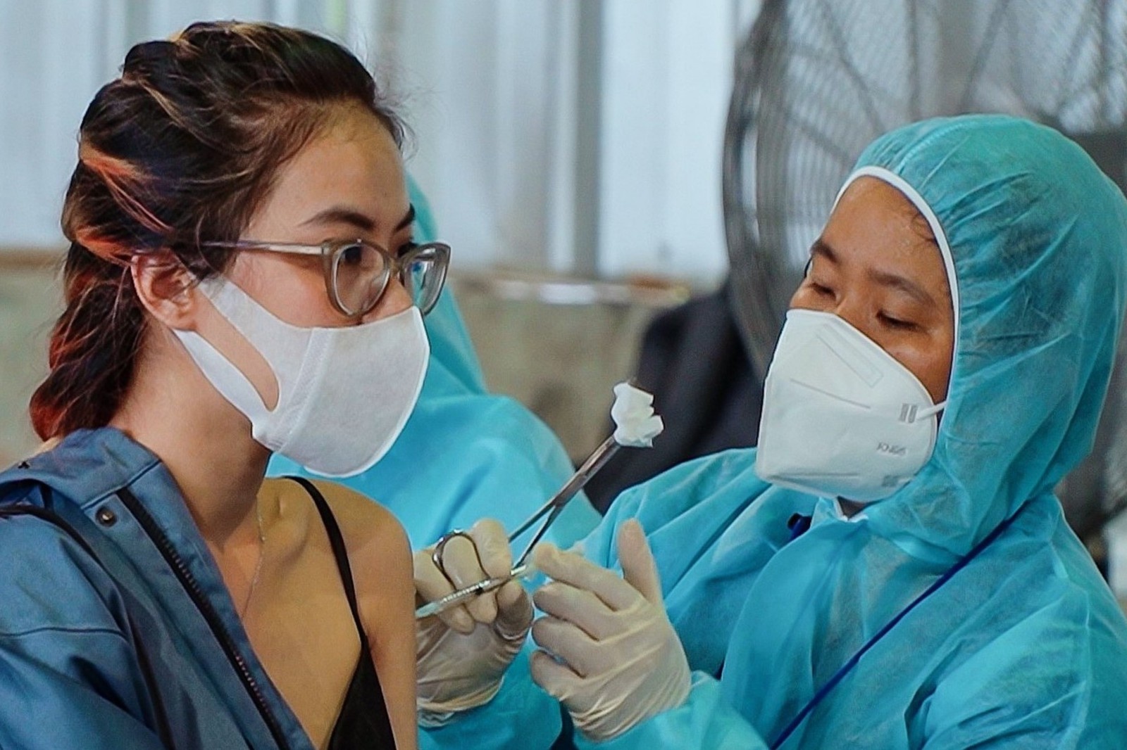 Nguoi dan TP.HCM tiem vaccine khong can dang ky truoc hinh anh