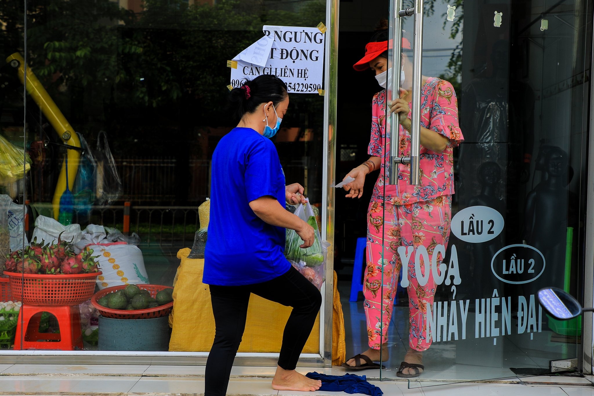 Quan an, tiem cat toc o Cu Chi van dong cua ngay 16/9 hinh anh