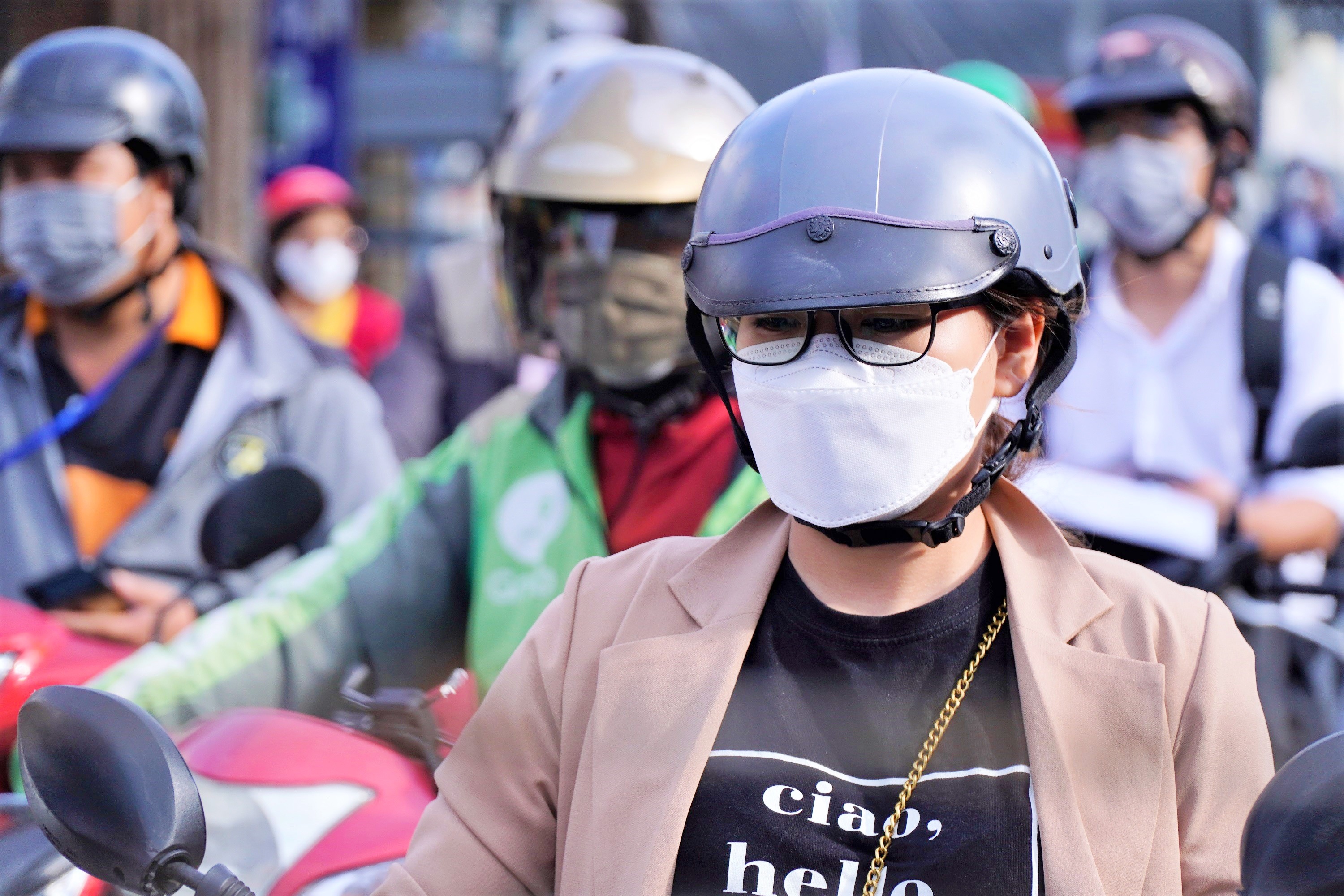 Giao thong o TP.HCM dong duc khi shipper hoat dong lai hinh anh