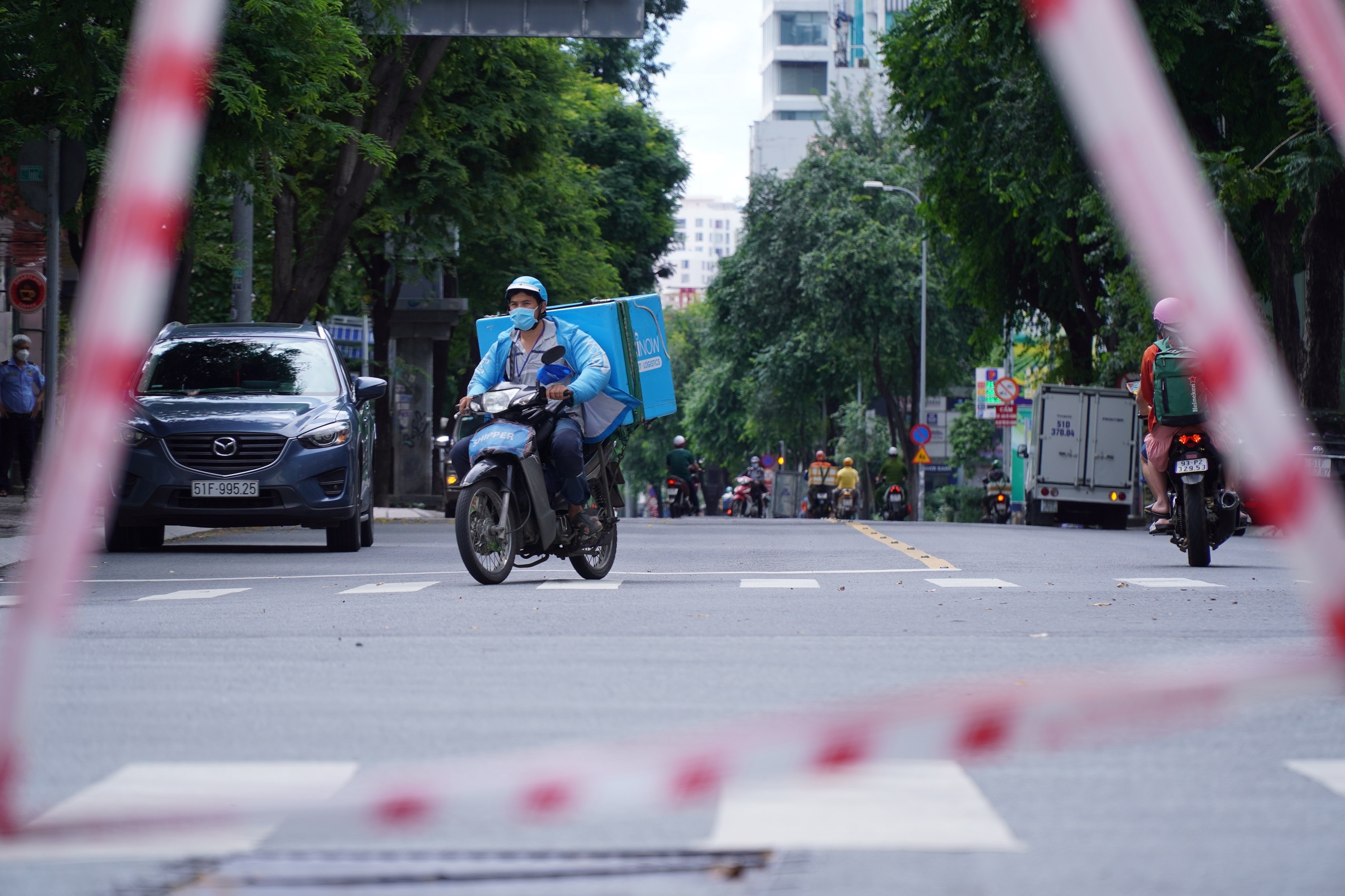 Tai xe o TP.HCM quay dau xe, leo le vi gap rao chan hinh anh