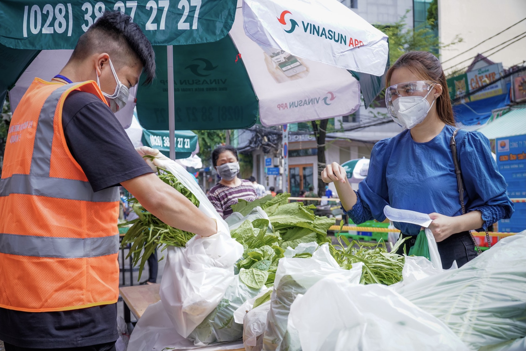 Toi di 'cho da chien' o TP.HCM ngay cuoi tuan hinh anh