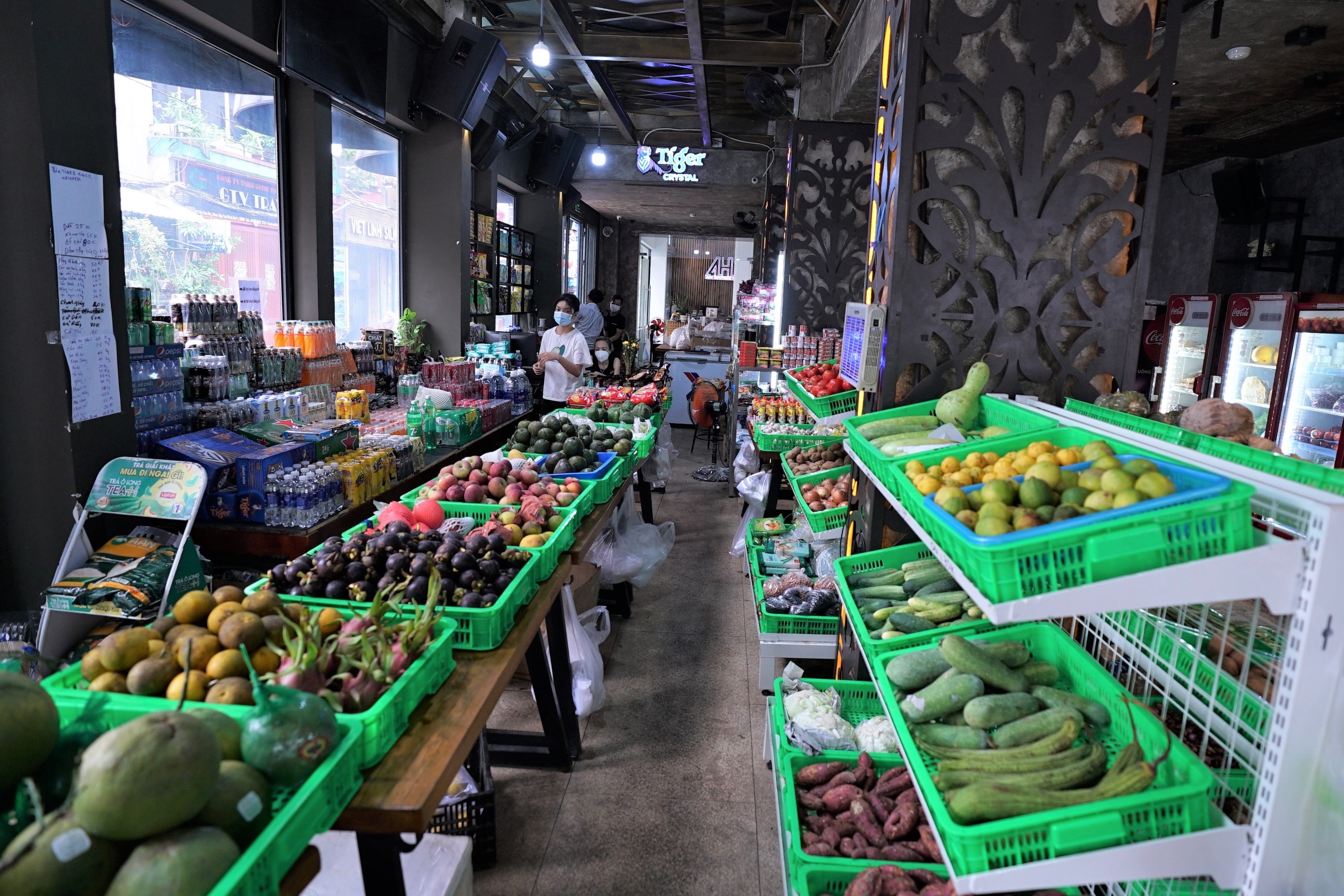 Nha hang, quan bar o Bui Vien thanh cua hang ban rau cu hinh anh