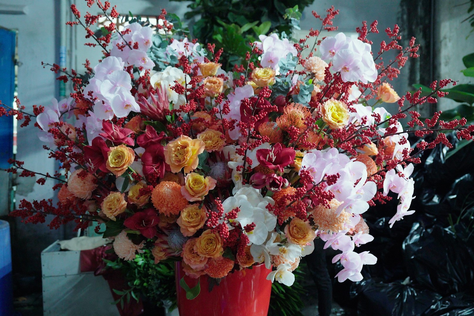 Cua hang hoa tuoi o TP.HCM tat bat chuan bi cho ngay 20/10 hinh anh