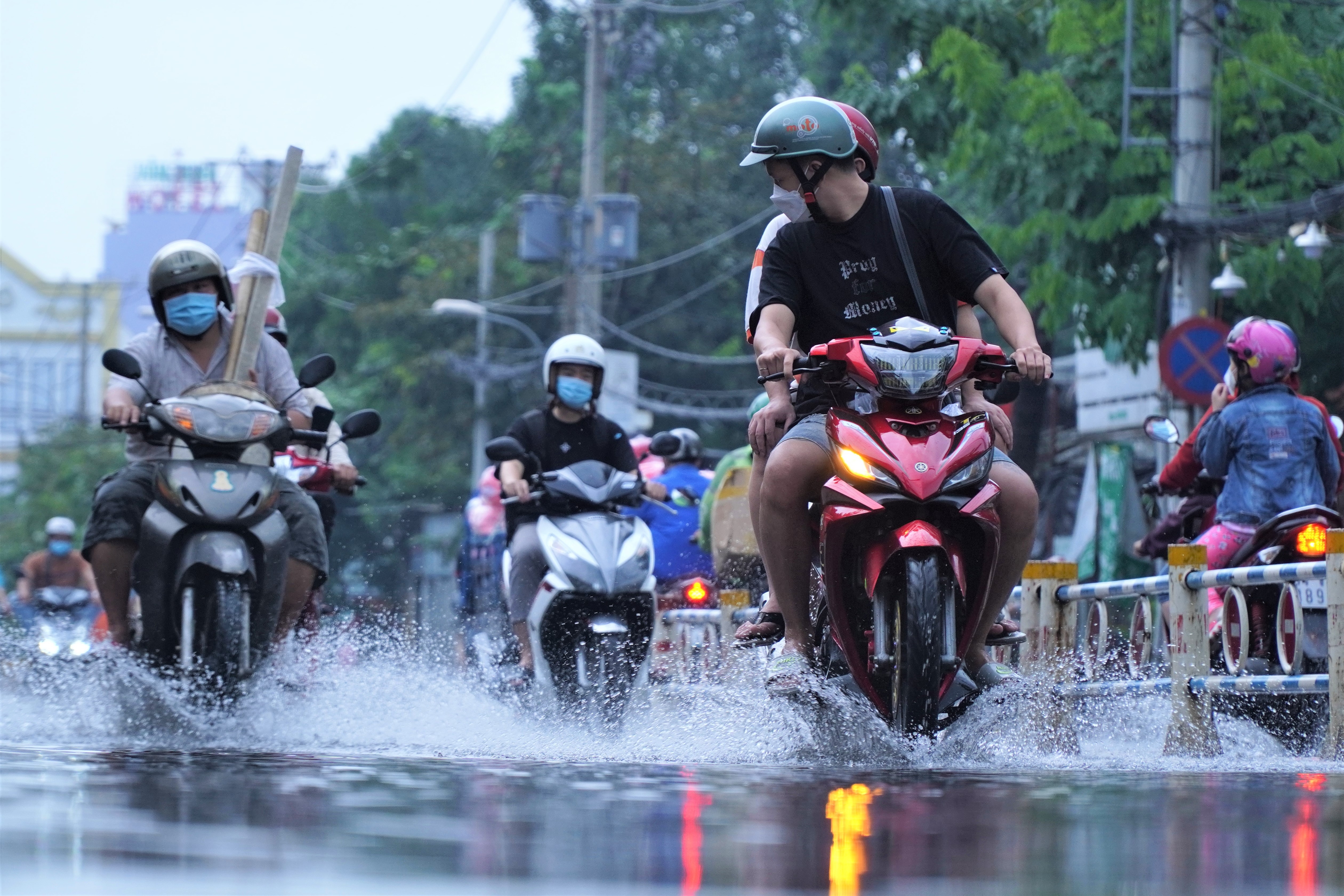 Nhieu xe chet may sau con mua lon o TP.HCM hinh anh