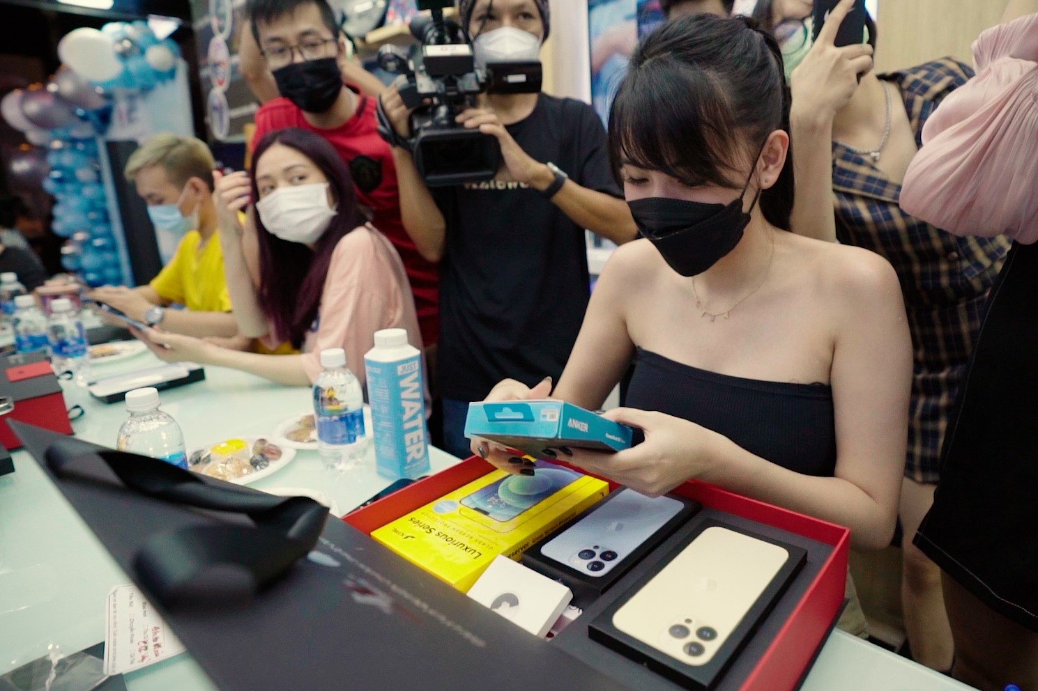 Nhieu cua hang dien thoai o TP.HCM mo ban iPhone 13 luc nua dem hinh anh