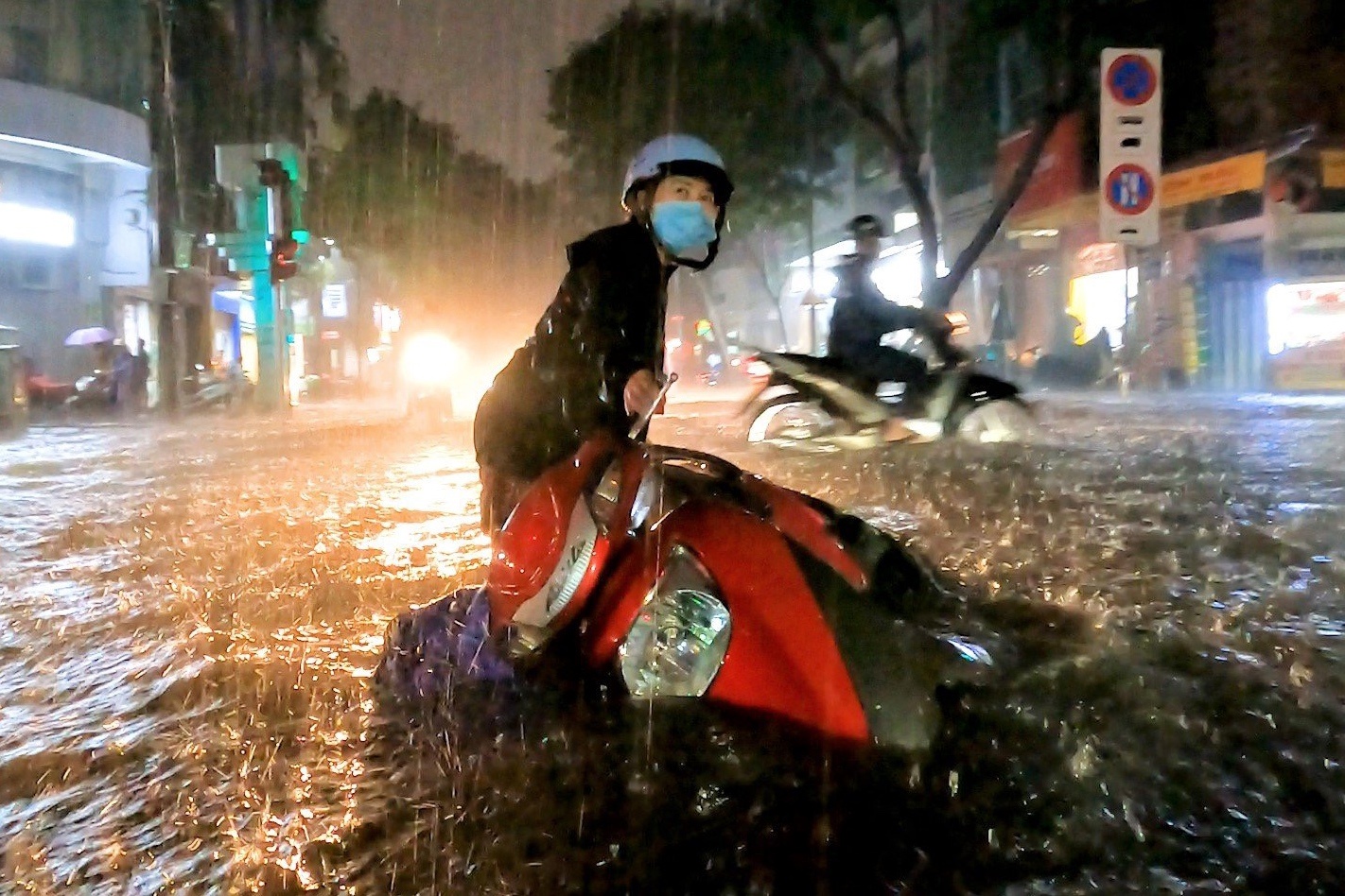 Mua lon keo dai khien duong sa o TP.HCM ngap sau hinh anh