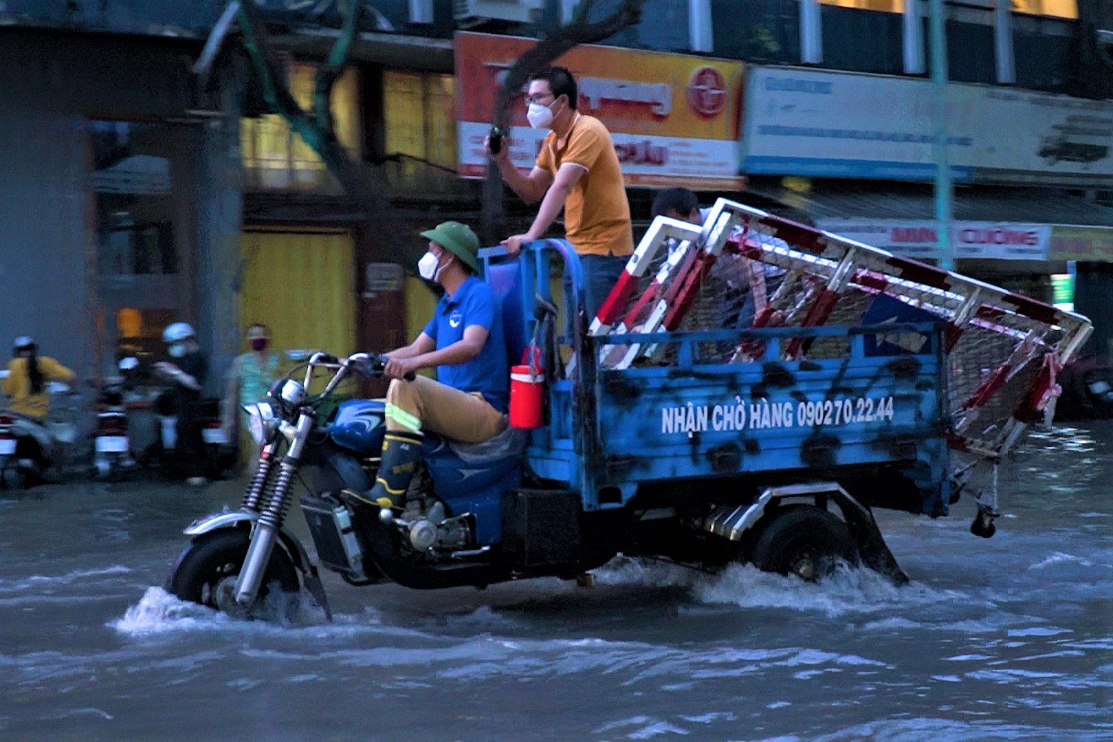 Duong pho quan 1 ngap sau sau con mua lon hinh anh