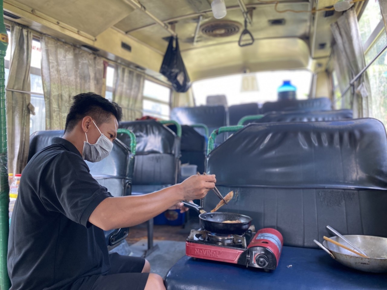 Can tien, tai xe phai an, ngu 4 thang tren xe buyt hinh anh