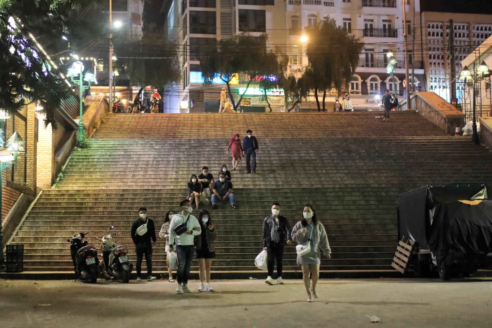 Du khach tu TP.HCM buon ba vi cho dem Da Lat vang ve hinh anh