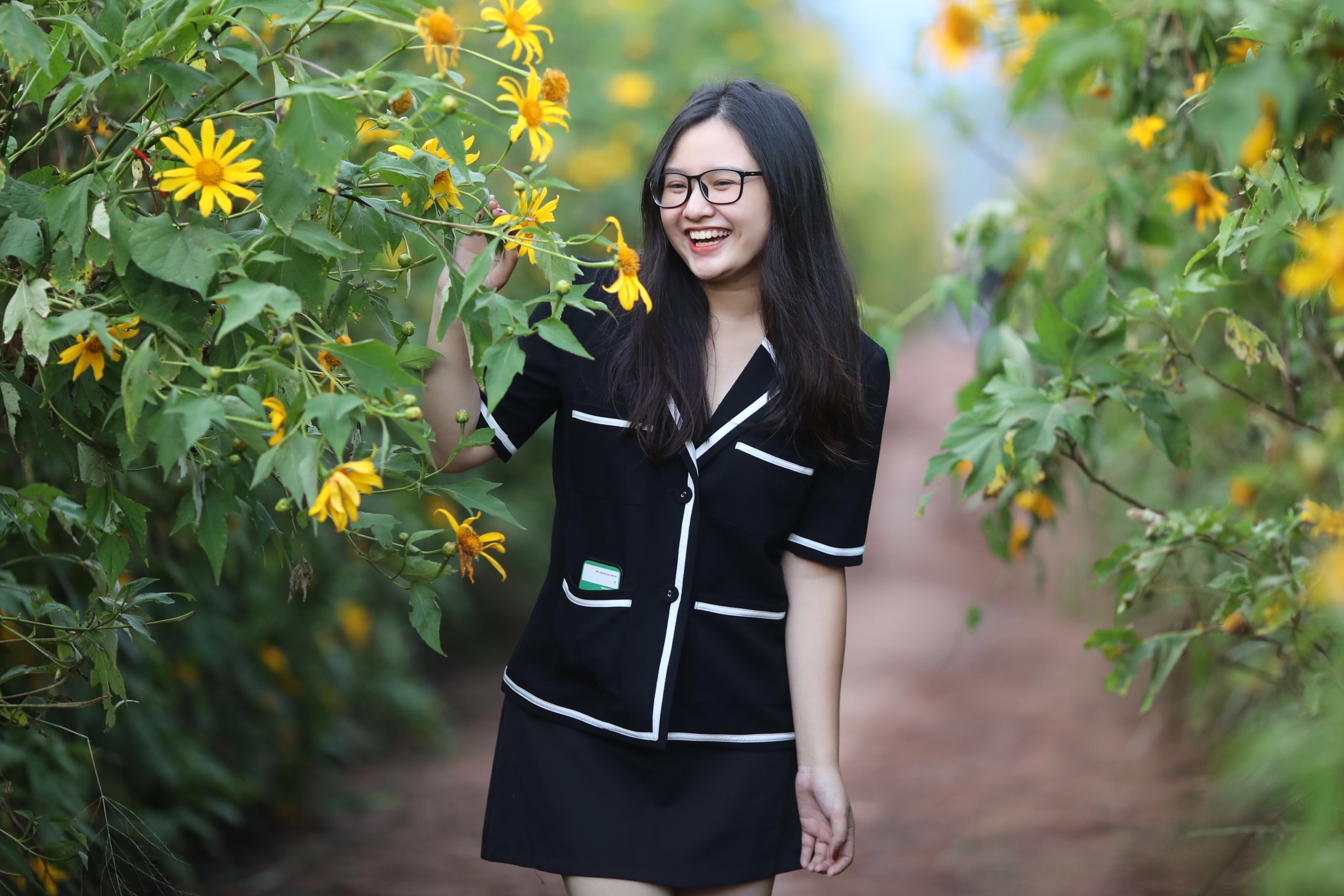 Gioi tre hao hung check-in tai doi hoa da quy o Da Lat hinh anh