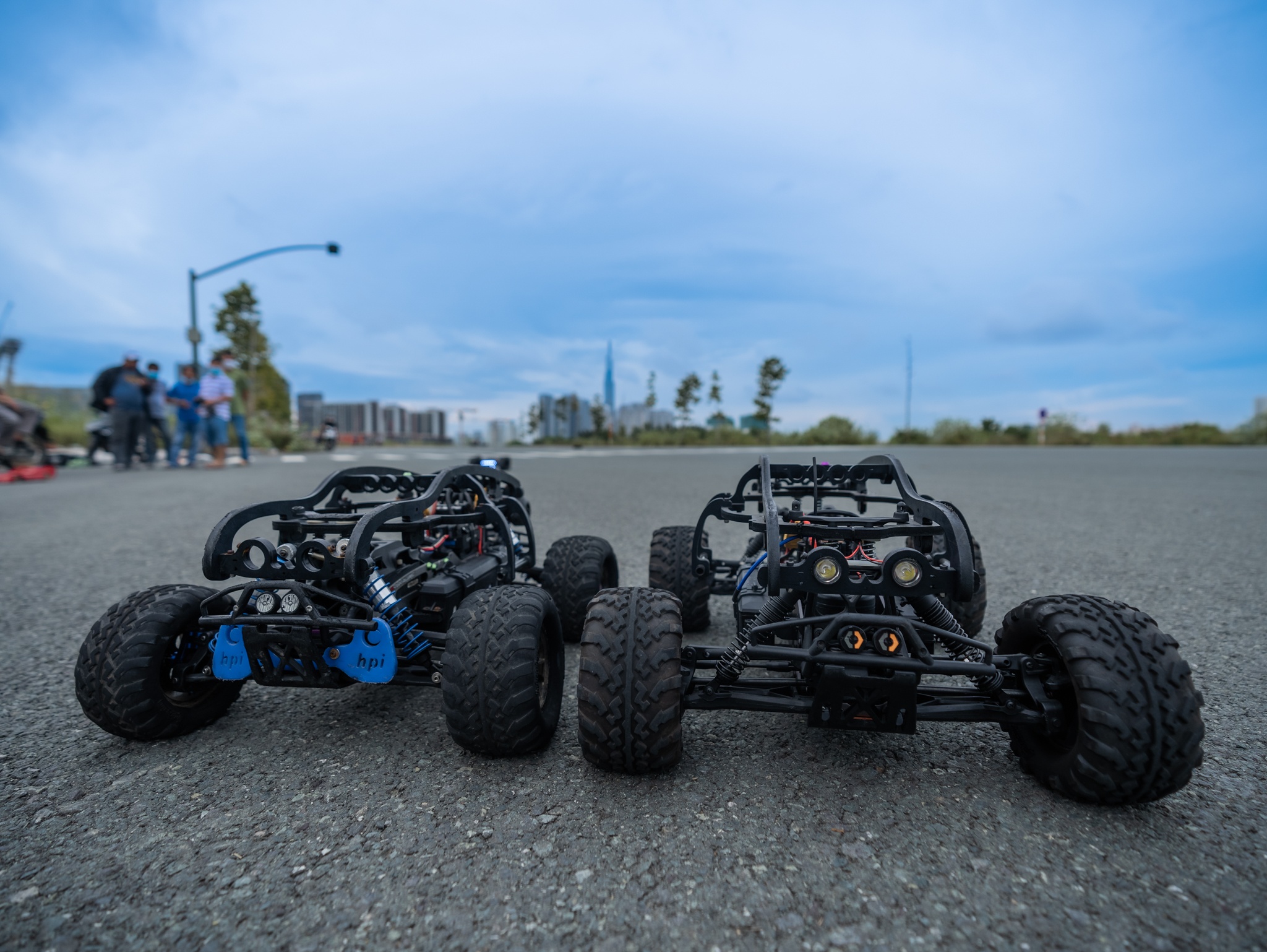 Dua xe dieu khien tu xa o TP.HCM, thu vui ton hang chuc trieu dong hinh anh