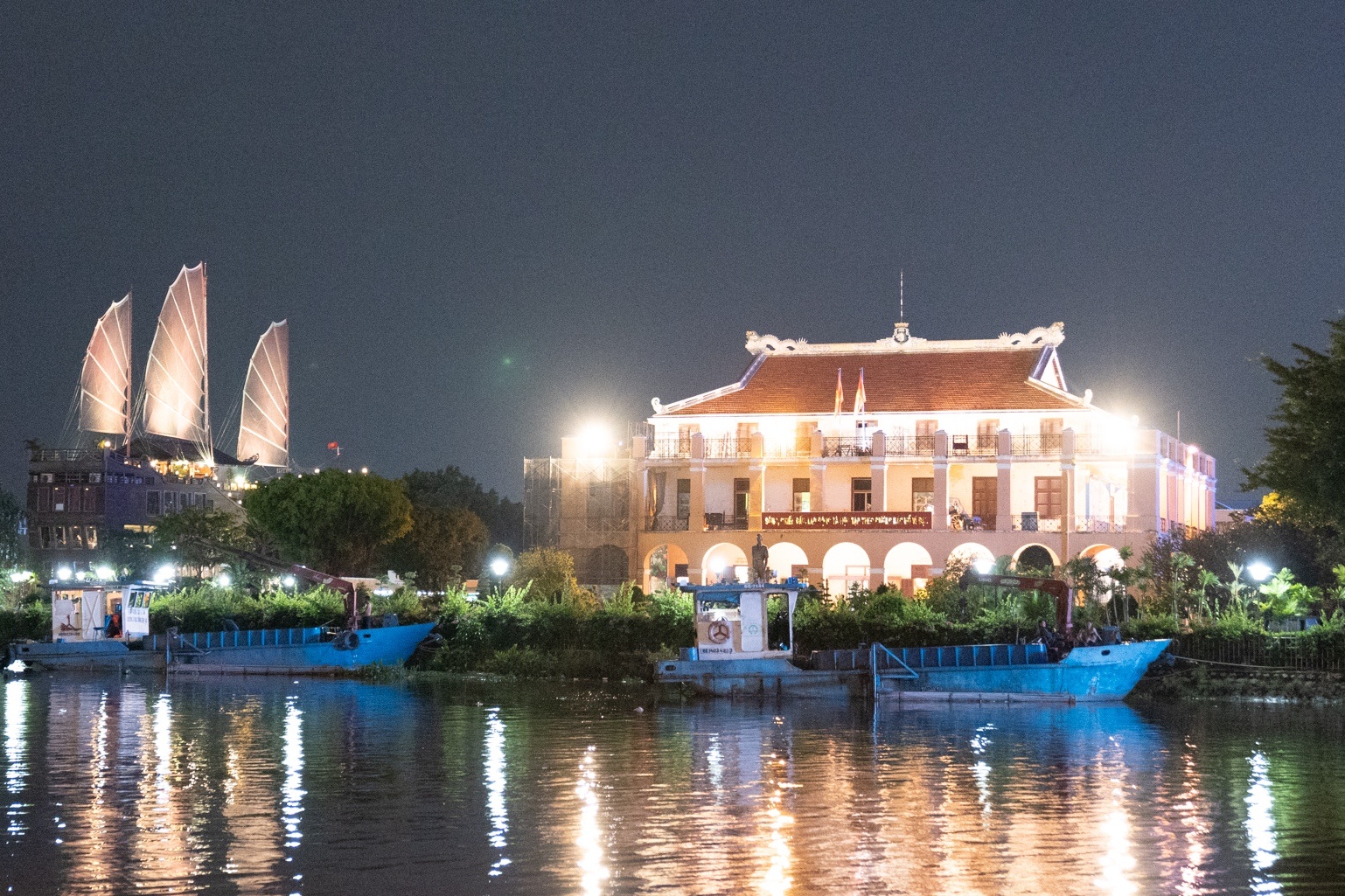 Tau thuyen o ben Nha Rong keo coi tuong nho nan nhan Covid-19 hinh anh