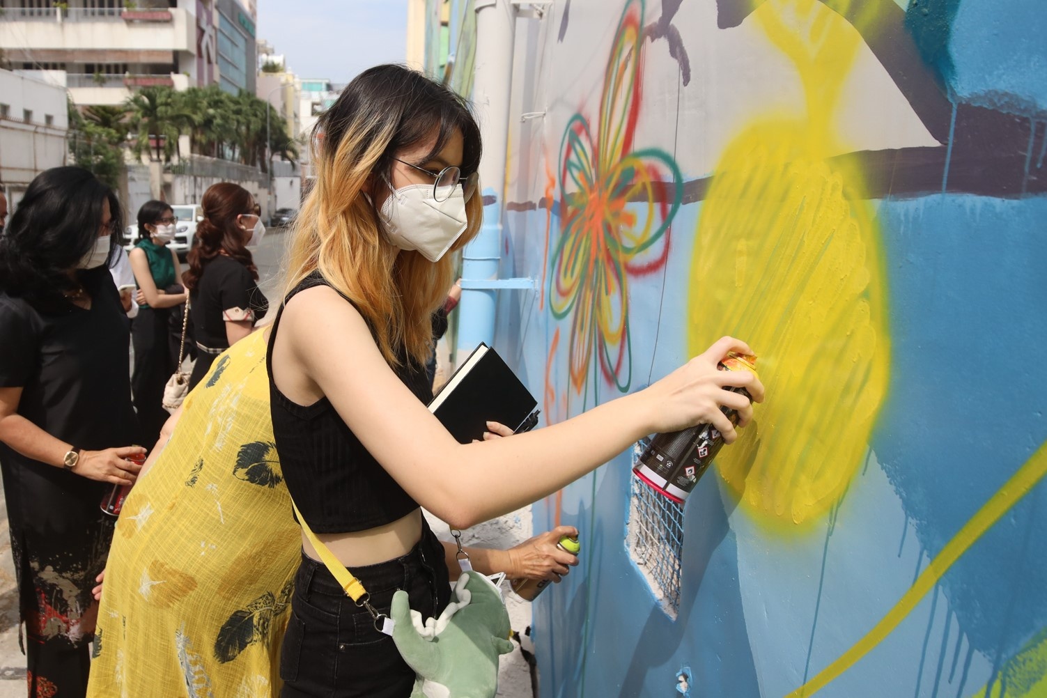 Nguoi tre hao hung ve tranh len tuong chung cu cu o TP.HCM hinh anh