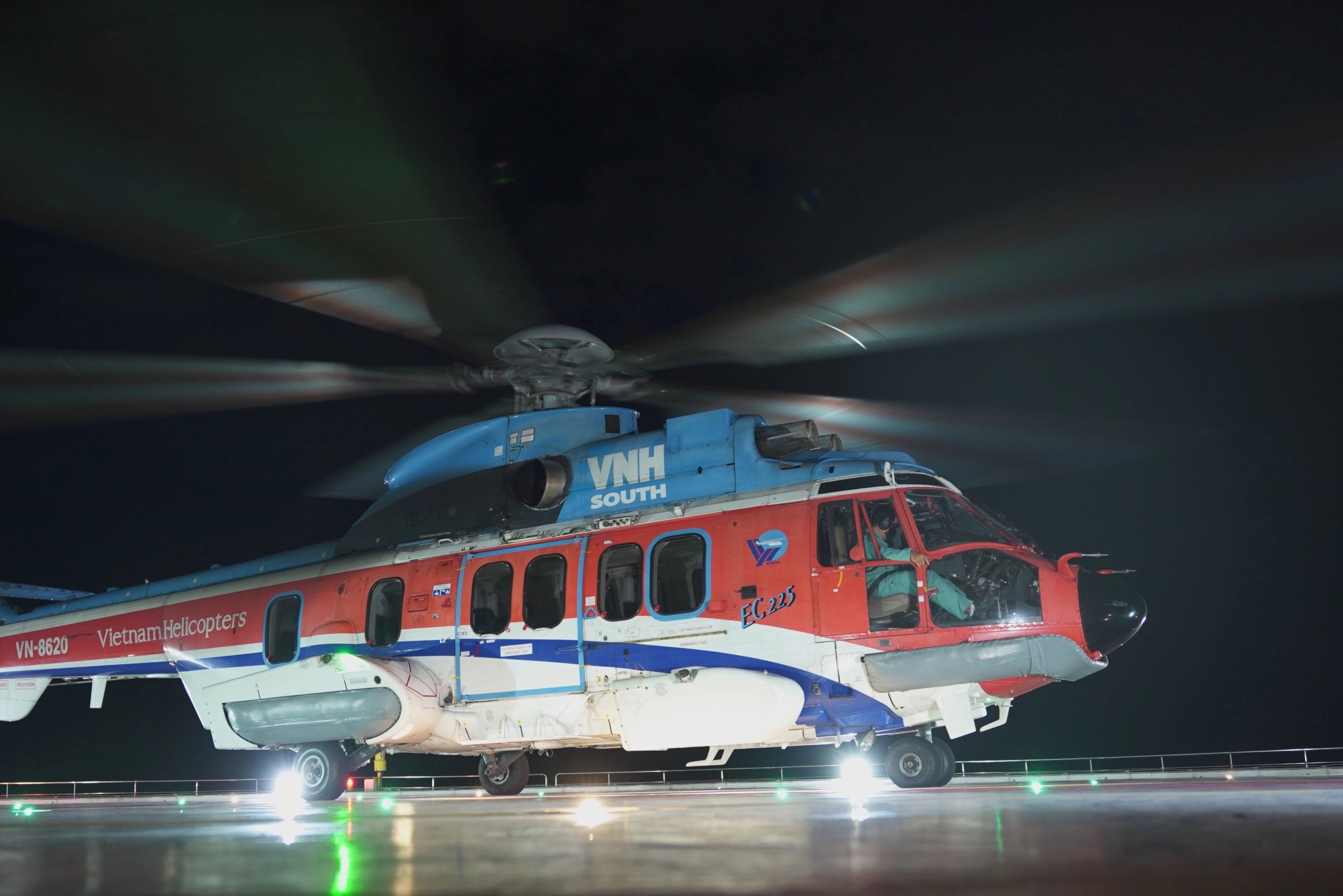 Huan luyen cap cuu bang truc thang ca ngay lan dem o TP.HCM hinh anh