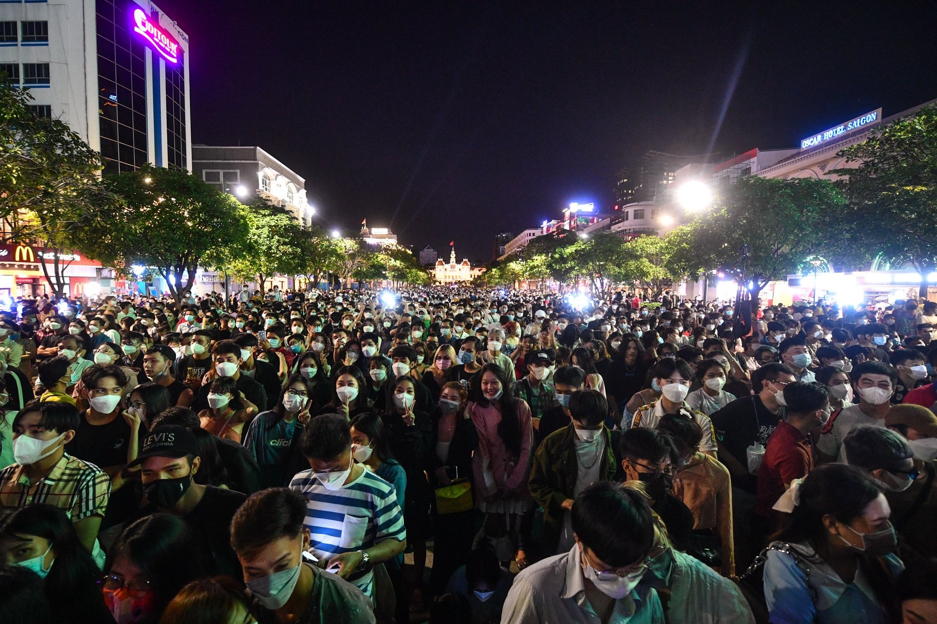 Hang nghin nguoi tap trung o pho di bo Nguyen Hue chao don nam moi hinh anh