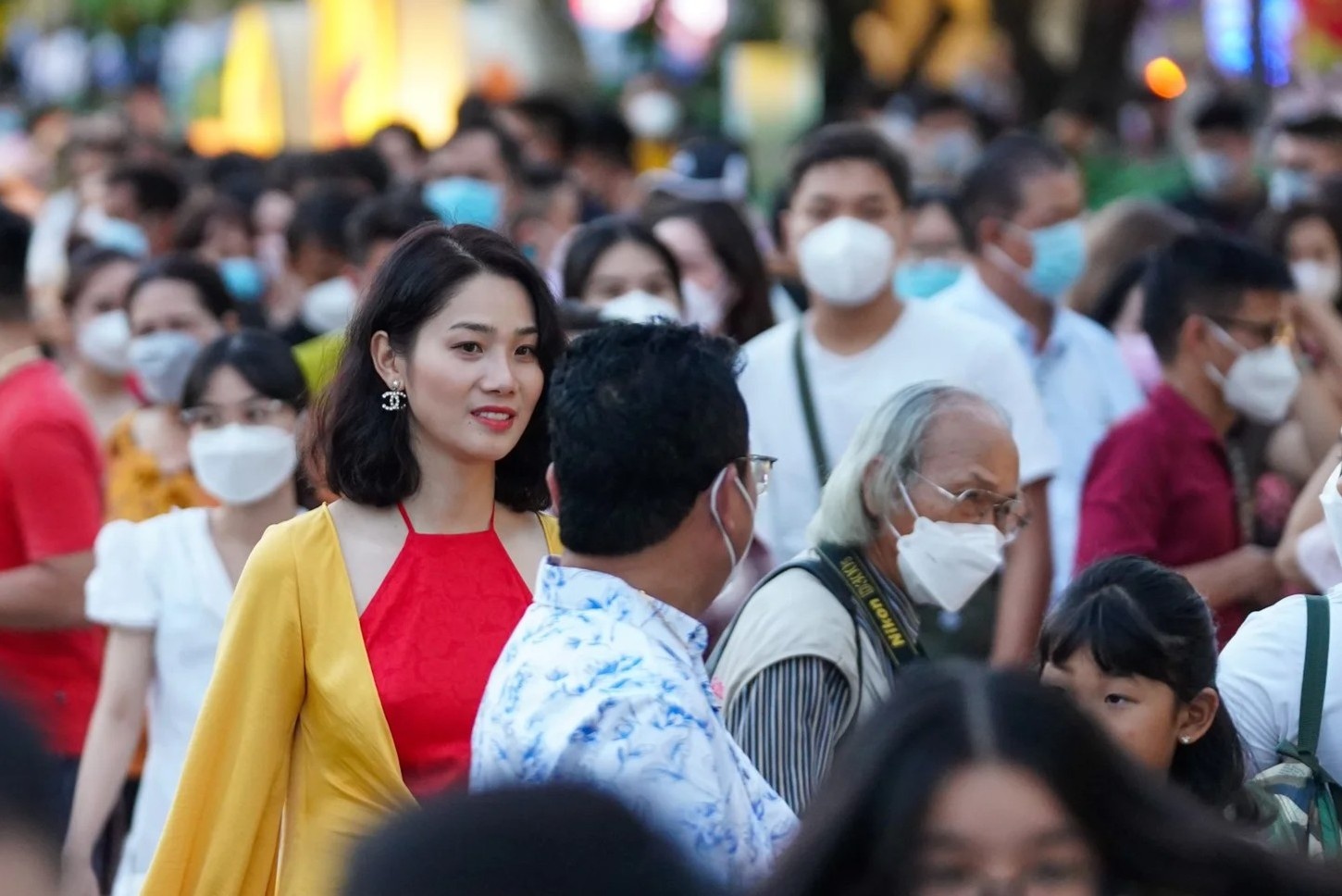 Dong nguoi do ve trung tam TP.HCM don giao thua hinh anh