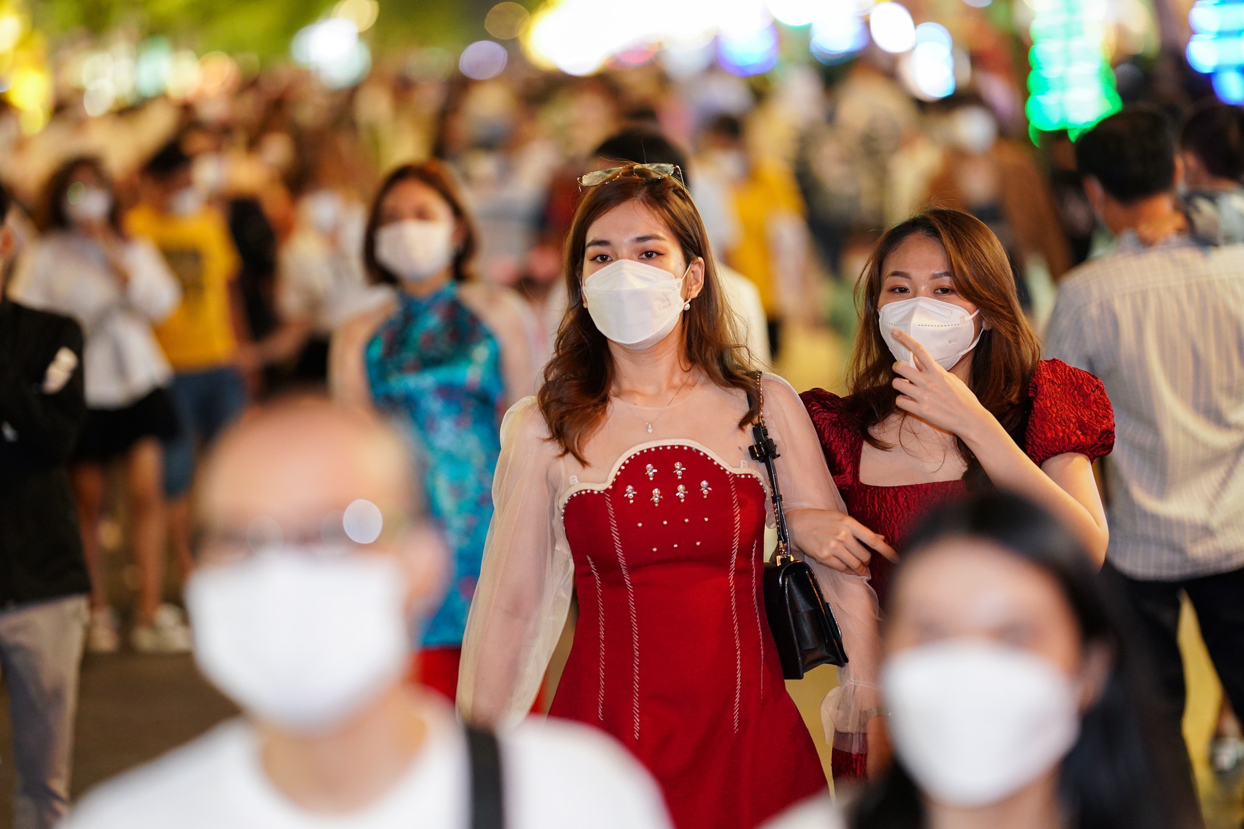 Nguoi dan don giao thua khong phao hoa o pho Nguyen Hue hinh anh