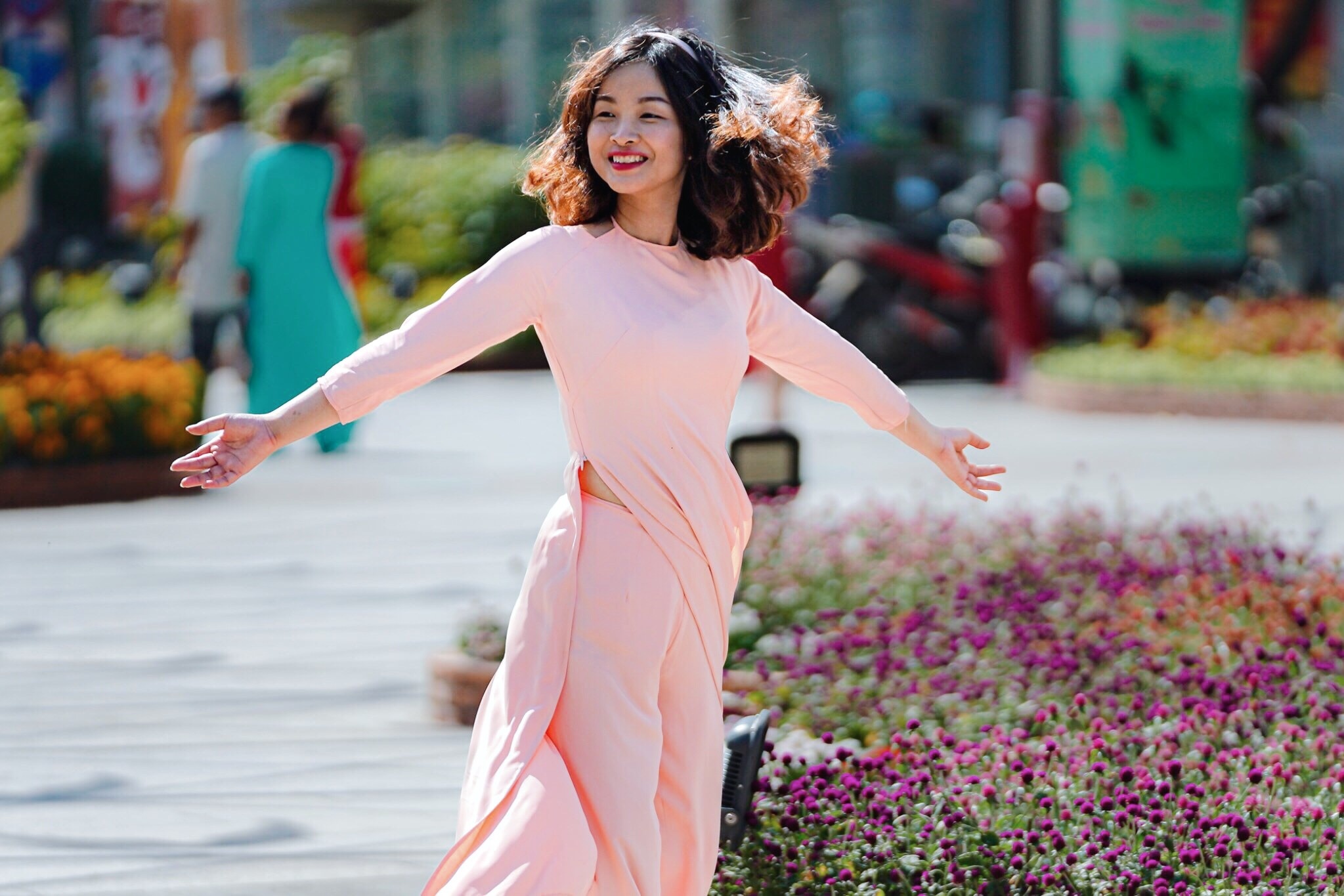 Duong pho TP.HCM vang ve sang mung 1, nguoi dan thanh thoi du xuan hinh anh