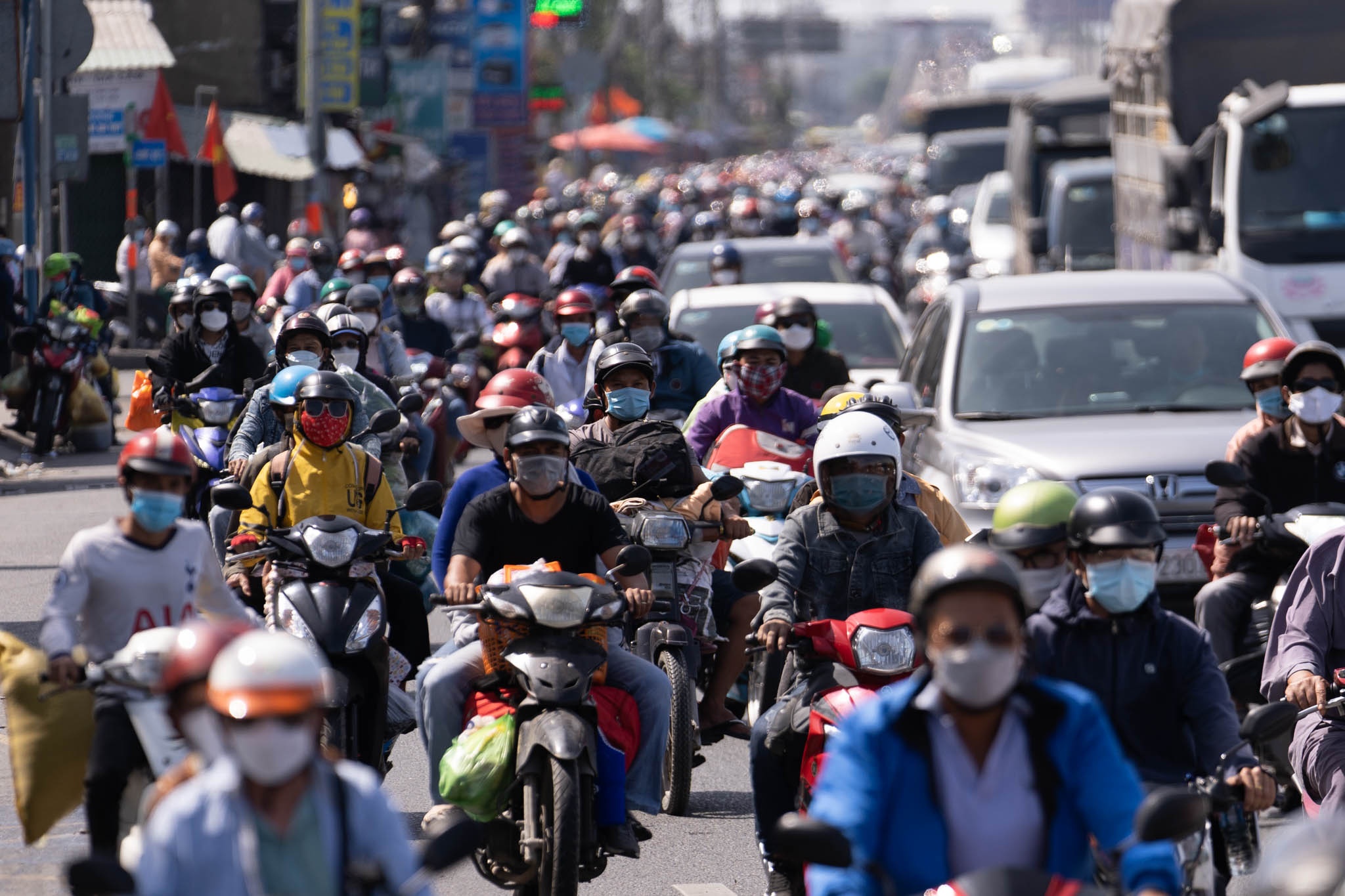 Dong nguoi tu cac tinh mien Tay do ve TP.HCM sau Tet hinh anh