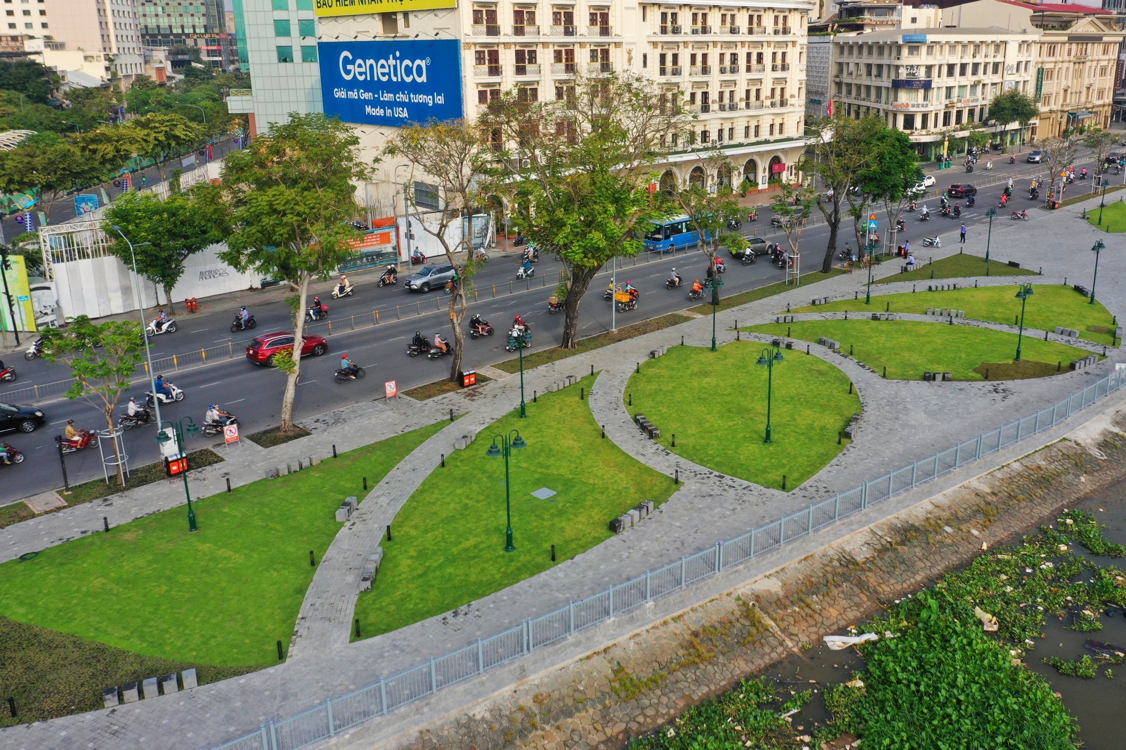 Nguoi TP.HCM: Cong vien ben Bach Dang dep nhung nong, bat tien hinh anh