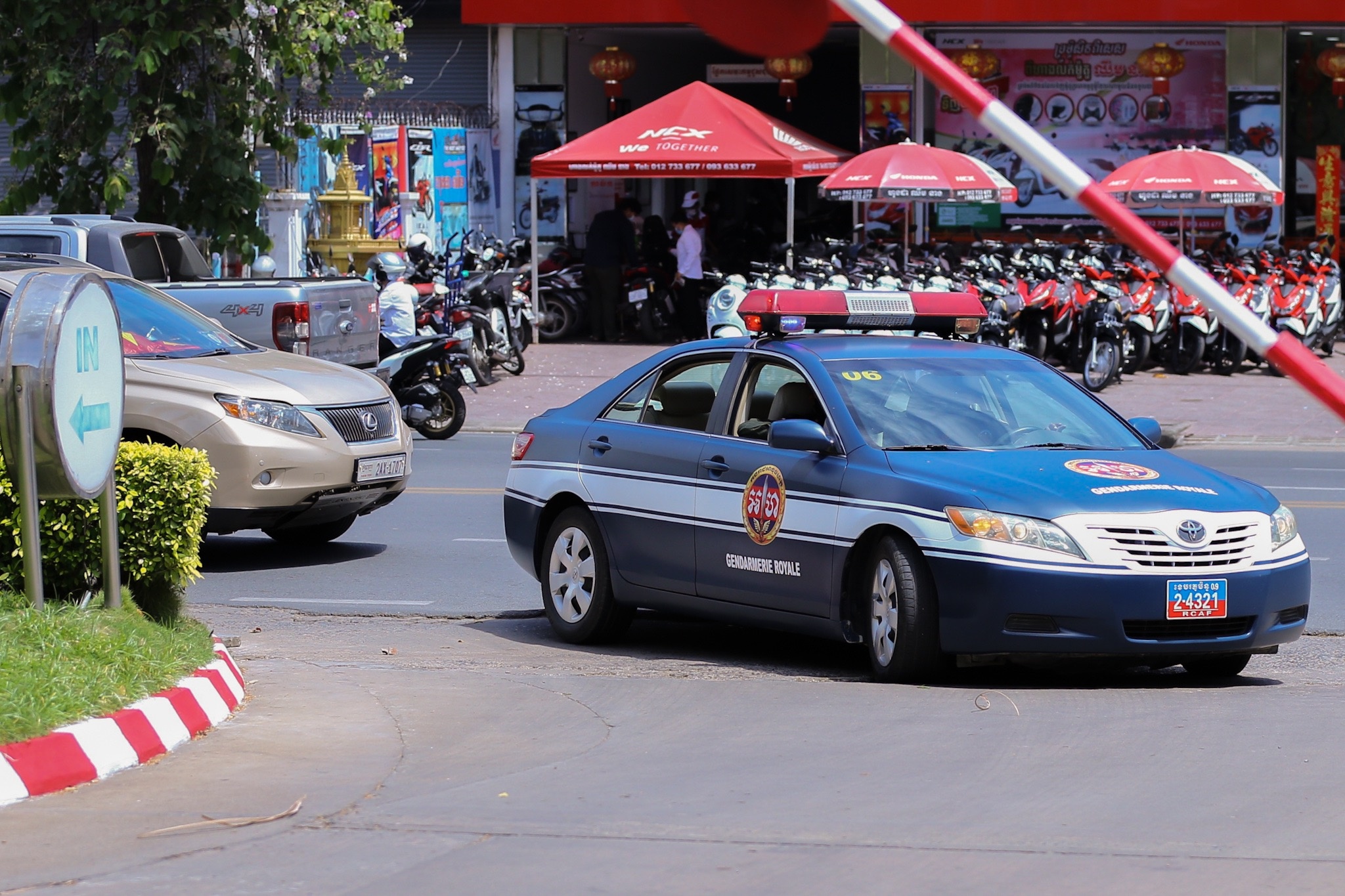 Canh sat Campuchia ho tong 4 'vien binh' U23 Viet Nam ve khach san hinh anh