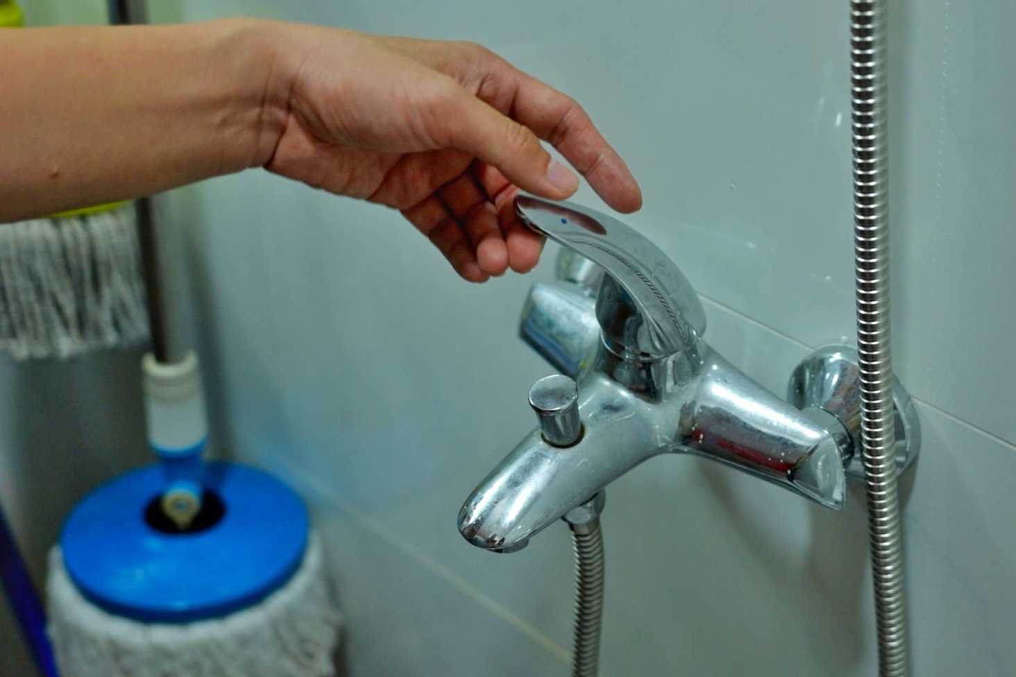 Cu dan di lam ve, phat hien can ho bi cat nuoc sinh hoat hinh anh