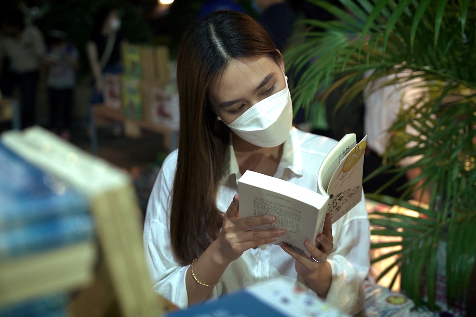 Nhieu ban tre den pho di bo Nguyen Hue mua sach hinh anh