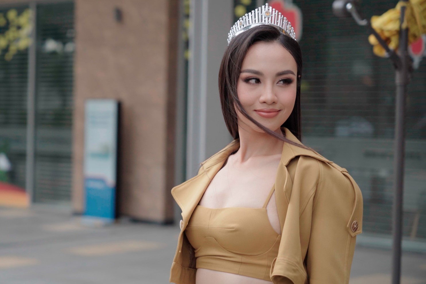 Ngoc Chau va A hau Thao Nhi, Thuy Tien sau 3 ngay dang quang hinh anh