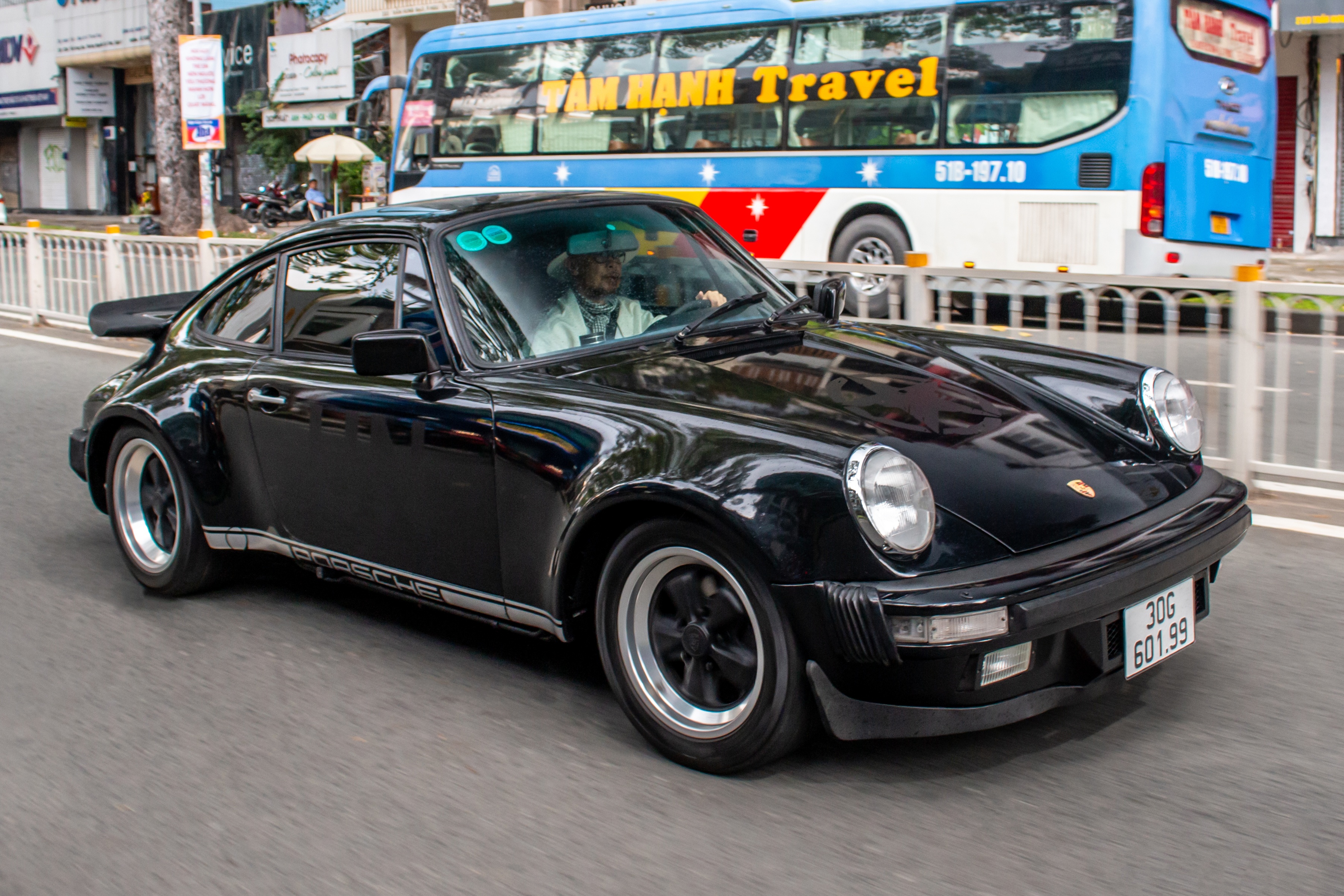 Ong Dang Le Nguyen Vu lai chiec Porsche 930 Carrera doc nhat Viet Nam hinh anh