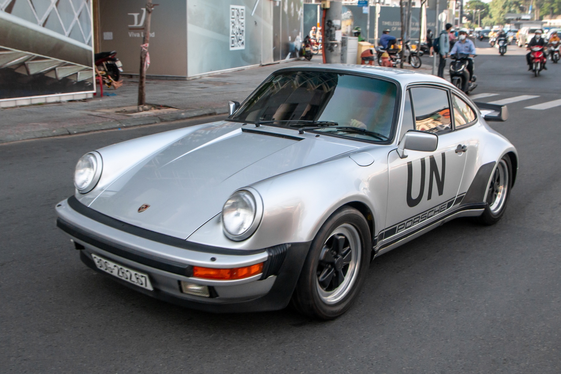 Ong Dang Le Nguyen Vu cam lai Porsche 930 tai TP.HCM hinh anh