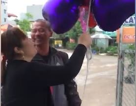 Chong mua 41 qua bong bay tang vo ngay 8/3 hinh anh