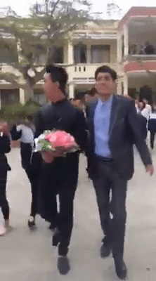 Thay chu nhiem giup nam sinh to tinh ngay 8/3 hinh anh