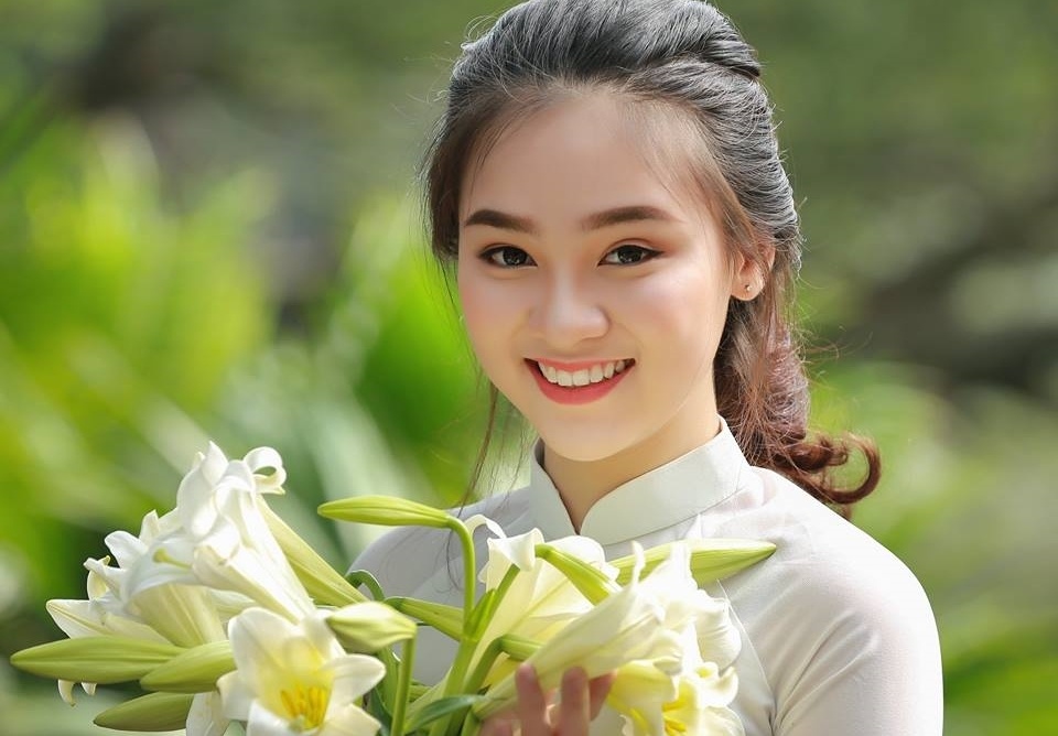 Thieu nu ben hoa loa ken ghi diem voi ve dep moc mac hinh anh