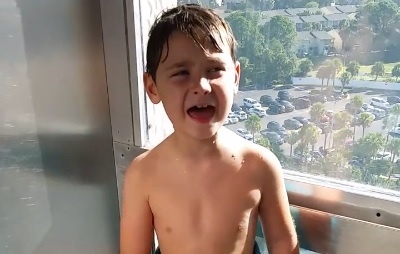 Cau be 9 tuoi hat trong thang may 'gay bao' mang hinh anh