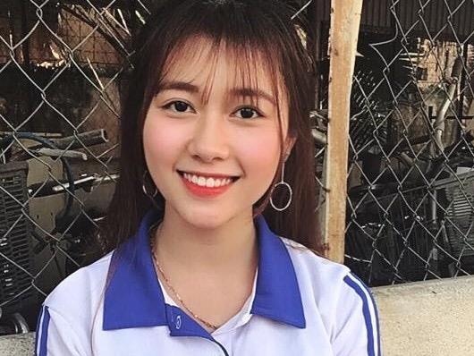 Nu sinh Xay dung noi tieng vi qua xinh dep trong bo dong phuc hinh anh