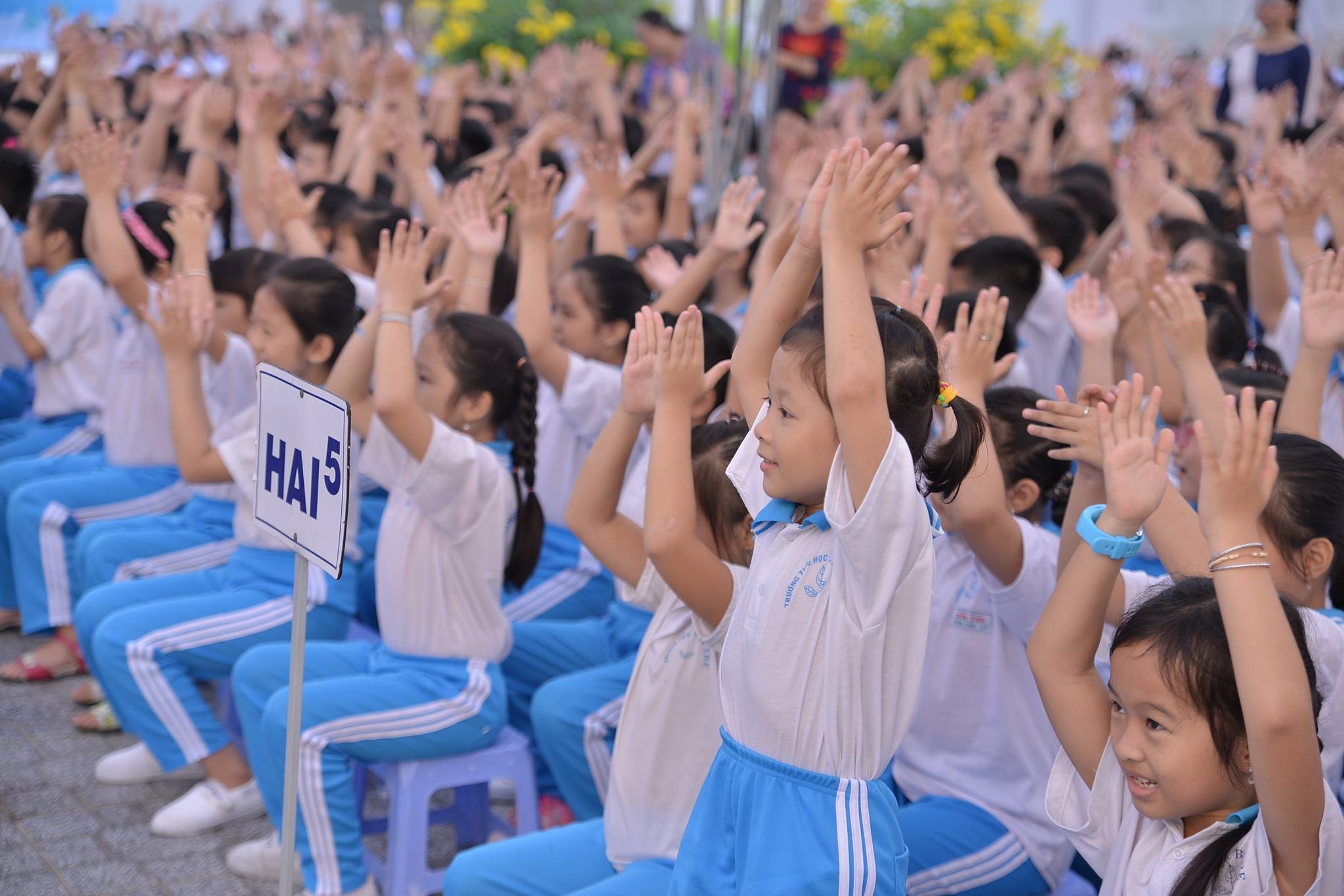 1.300 hoc sinh tham gia phat dong chuong trinh bao ve nuoc sach hinh anh