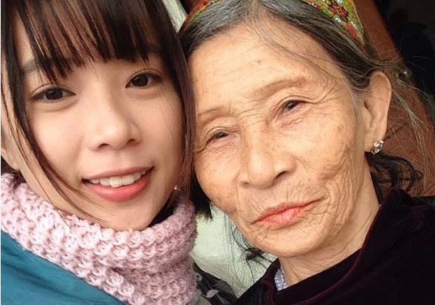 Cau chuyen cam dong ve ba 75 tuoi nuoi chau mo coi hinh anh