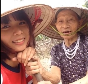 Co sinh vien mo coi va nguoi ba 75 tuoi hinh anh