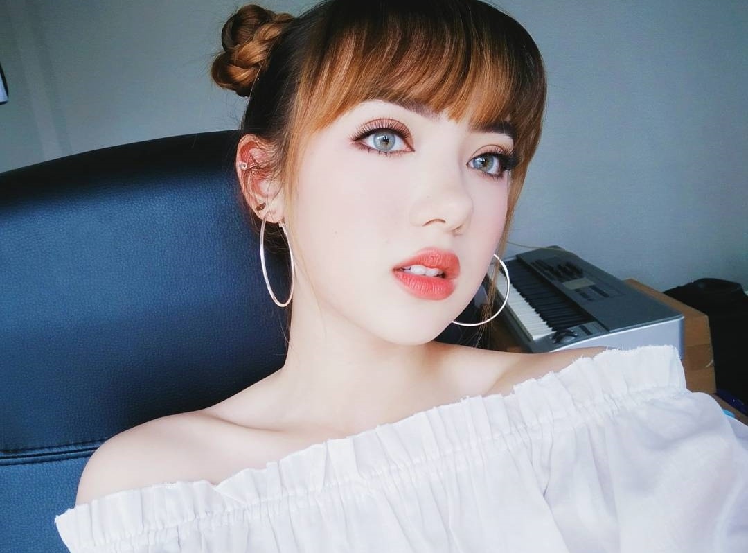 hot girl beo dat may troi anh 10