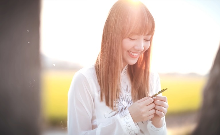 Bong hong lai Thai Lan duyen dang trong ta ao dai Viet Nam hinh anh