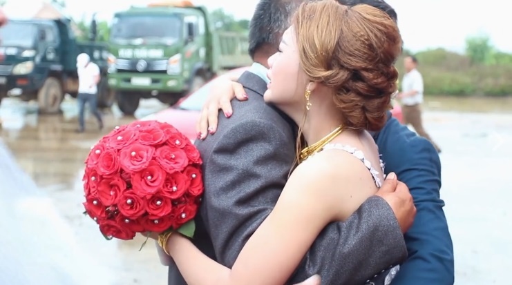 Cha khoc khi tien con gai ve nha chong hinh anh