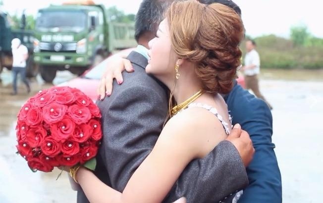 Clip cha nghen ngao tien con gai ve nha chong khien dan mang bat khoc hinh anh