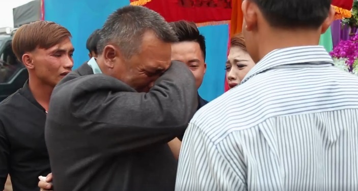 cha khóc tiễn con gái về nhà chồng ảnh 2 cha khoc tien con gai ve nha chong anh 2